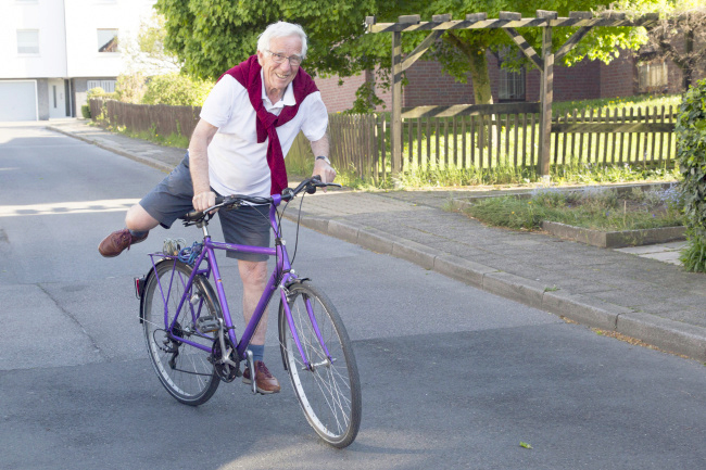 Onkel Robert f&auml;hrt Fahrrad